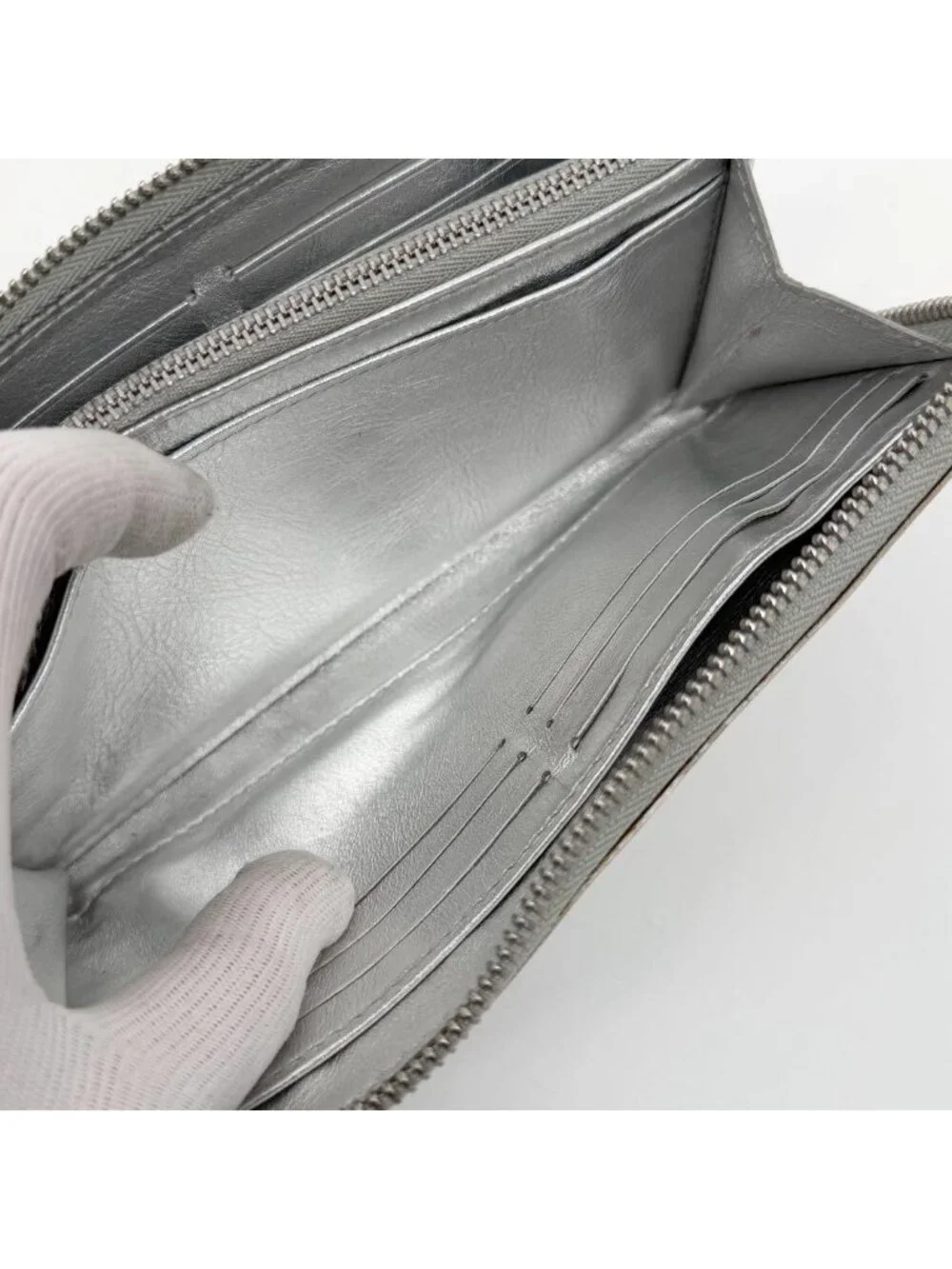 Louis Vuitton Limited Edition Zippy Wallet Suhali Silver Round
